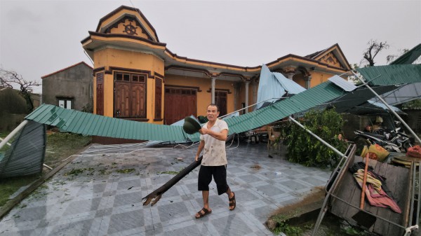 Làng biển ở Hà Tĩnh tan hoang sau bão số 5