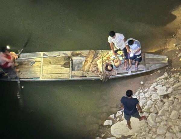 Lao xuống sông Lam cứu sống 2 mẹ con nhảy cầu