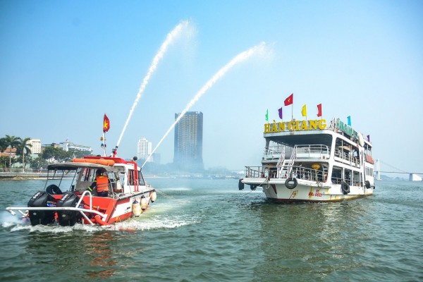 Lập 'lá chắn' an ninh trên sông Hàn, sẵn sàng cho lễ hội pháo hoa quốc tế Lập 'lá chắn' an ninh trên sông Hàn, sẵn sàng cho lễ hội pháo hoa quốc tế