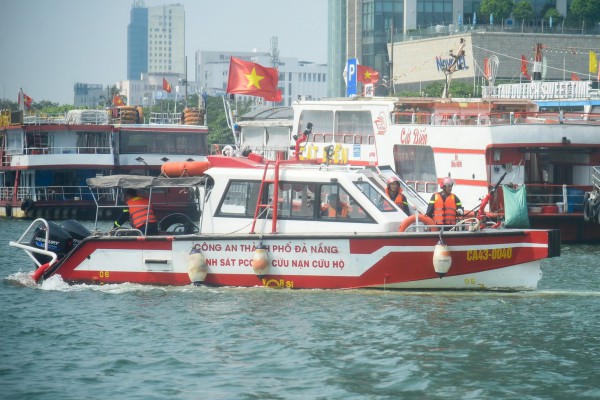 Lập 'lá chắn' an ninh trên sông Hàn, sẵn sàng cho lễ hội pháo hoa quốc tế Lập 'lá chắn' an ninh trên sông Hàn, sẵn sàng cho lễ hội pháo hoa quốc tế