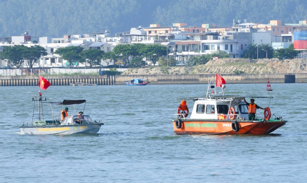 Lập 'lá chắn' an ninh trên sông Hàn, sẵn sàng cho lễ hội pháo hoa quốc tế Lập 'lá chắn' an ninh trên sông Hàn, sẵn sàng cho lễ hội pháo hoa quốc tế