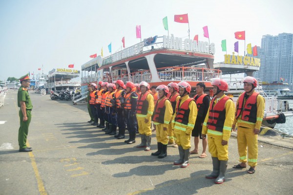 Lập 'lá chắn' an ninh trên sông Hàn, sẵn sàng cho lễ hội pháo hoa quốc tế Lập 'lá chắn' an ninh trên sông Hàn, sẵn sàng cho lễ hội pháo hoa quốc tế