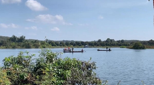 Lật thuyền trên hồ thủy điện Thác Mơ, 1 người mất tích Lật thuyền trên hồ thủy điện Thác Mơ, 1 người mất tích