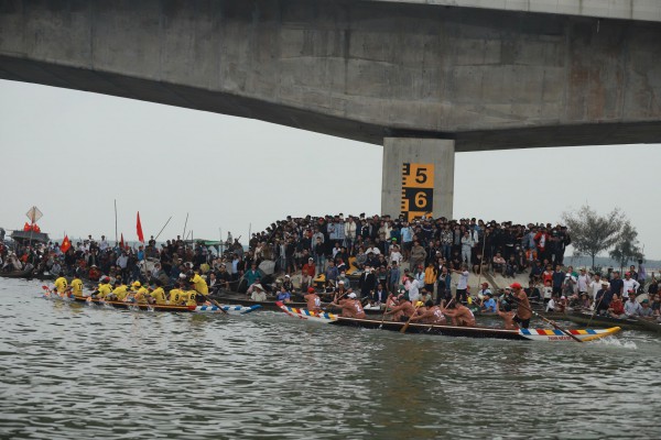 Lật thuyền trước khai mạc giải đua ghe trên phá Tam Giang, hai mẹ con tử vong