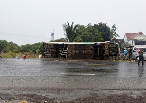 Lật xe khách trên quốc lộ 14 làm 1 người chết, 2 người bị thương