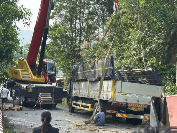 Lật xe ô tô tải dưới chân đèo Violak, 2 người tử vong trong đêm
