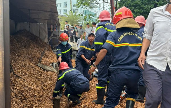 Lật xe tải chở dăm gỗ, đè 3 người đi đường tử vong