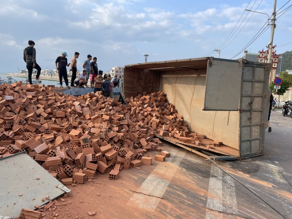 Lật xe tải chở gạch ở Bình Định khiến 1 người chết, 3 người bị thương