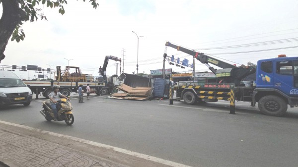 Lật xe tải chở ván gỗ, cửa ngõ phía tây TP.HCM kẹt xe nghiêm trọng