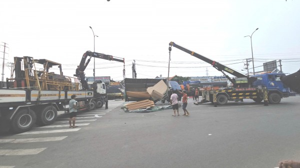 Lật xe tải chở ván gỗ, cửa ngõ phía tây TP.HCM kẹt xe nghiêm trọng