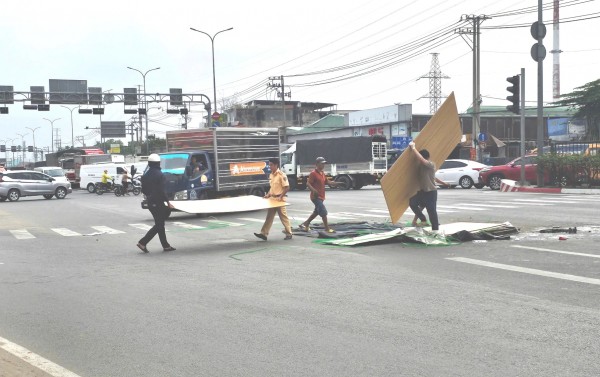 Lật xe tải chở ván gỗ, cửa ngõ phía tây TP.HCM kẹt xe nghiêm trọng
