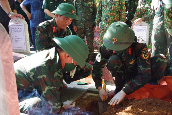 Lấy mẫu, số hóa thông tin hài cốt liệt sĩ tại Nghĩa trang liệt sĩ quốc gia Trường Sơn Lấy mẫu, số hóa thông tin hài cốt liệt sĩ tại Nghĩa trang liệt sĩ quốc gia Trường Sơn