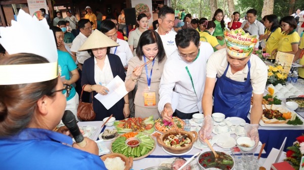 Lễ hội quả điều vàng Đồng Nai: Trăm món ăn từ điều miễn phí