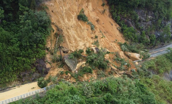 Lên phương án phối hợp nổ mìn thông đèo Khánh Lê Lên phương án phối hợp nổ mìn thông đèo Khánh Lê
