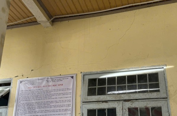 Liên tiếp động đất ở Quảng Ngãi: Trường học hư hỏng, phải chuyển chỗ ở học sinh Liên tiếp động đất ở Quảng Ngãi: Trường học hư hỏng, phải chuyển chỗ ở học sinh