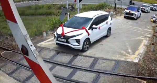 ‘Liều mình’ vượt đèn đỏ băng qua đường sắt, tài xế xe đám cưới bị phạt nặng