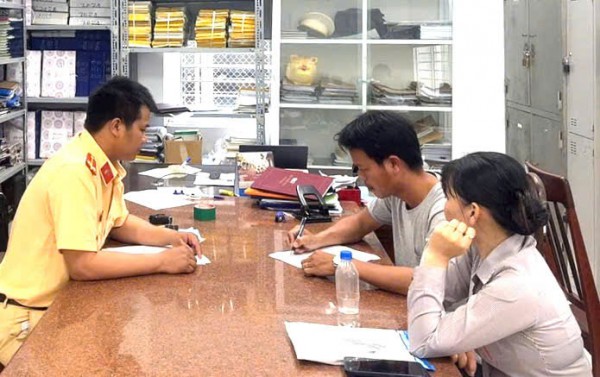 ‘Liều mình’ vượt đèn đỏ băng qua đường sắt, tài xế xe đám cưới bị phạt nặng