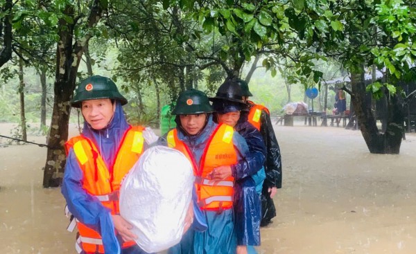 Lính biên phòng cõng dân bản, đẩy xe chở gia súc 'chạy lũ'