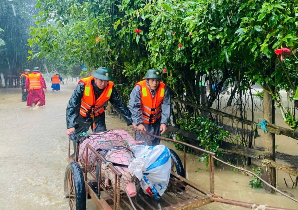 Lính biên phòng cõng dân bản, đẩy xe chở gia súc 'chạy lũ'