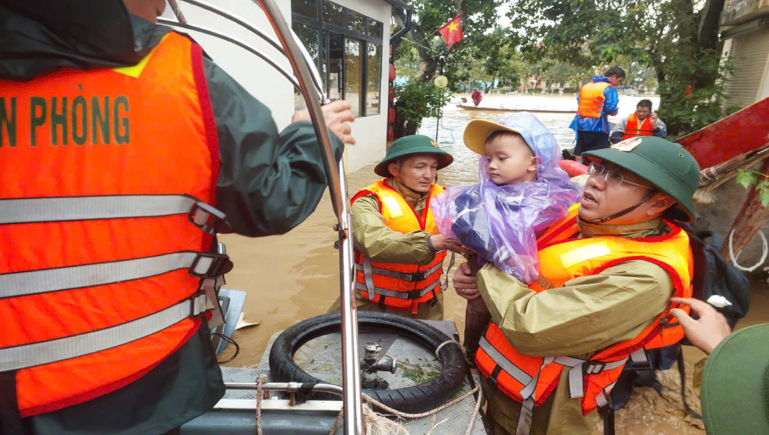 Lính biên phòng lội nước, cõng cụ ông 81 tuổi cấp cứu trong đêm