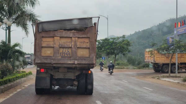 Lo ngại xe tải chở đất gây ô nhiễm, mất an toàn giao thông ở Quy Nhơn