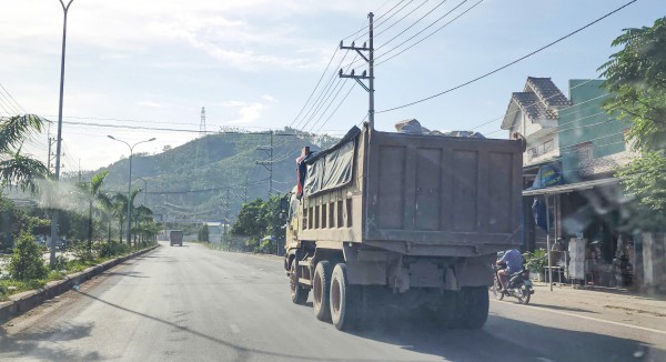 Lo ngại xe tải chở đất gây ô nhiễm, mất an toàn giao thông ở Quy Nhơn