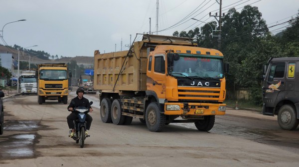 Lo ngại xe tải chở đất gây ô nhiễm, mất an toàn giao thông ở Quy Nhơn