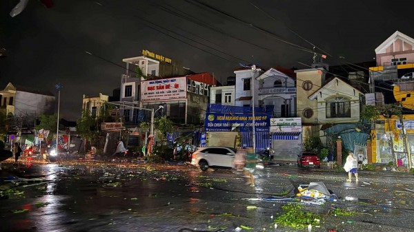 Lốc xoáy kinh hoàng: 1 người thiệt mạng, 225 nhà dân bị hư hỏng