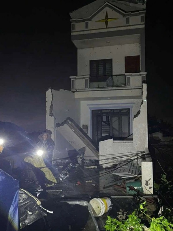 Lốc xoáy kinh hoàng cuốn sập nhiều nhà dân