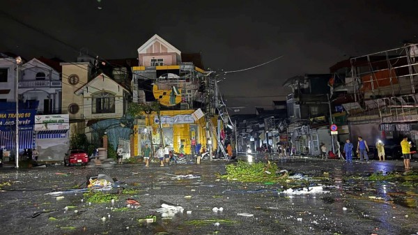 Lốc xoáy kinh hoàng cuốn sập nhiều nhà dân