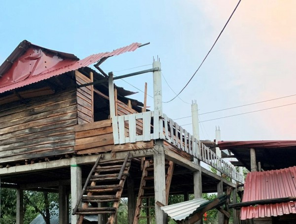 Lốc xoáy làm hàng chục ngôi nhà ở huyện vùng cao Quảng Trị hư hỏng