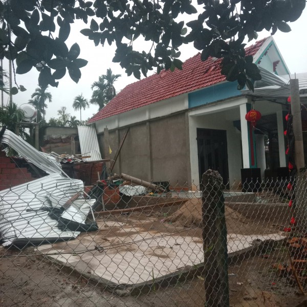 Lốc xoáy quét qua xã miền núi Quảng Ngãi, hơn 100 căn nhà bị hư hại