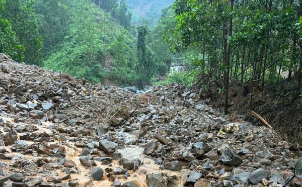 Lũ các sông ở Quảng Ngãi lên nhanh, cảnh báo lũ quét và sạt lở