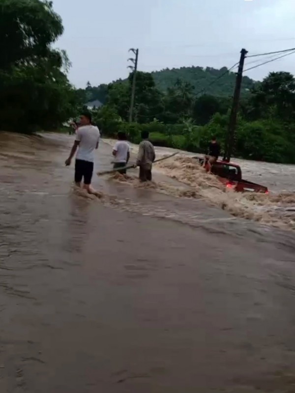 Lũ cuốn trôi xe bán tải, 2 người thoát chết