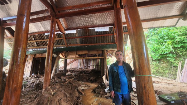 Lũ ở Nghệ An: 'Trắng tay hết rồi' Lũ ở Nghệ An: 'Trắng tay hết rồi'