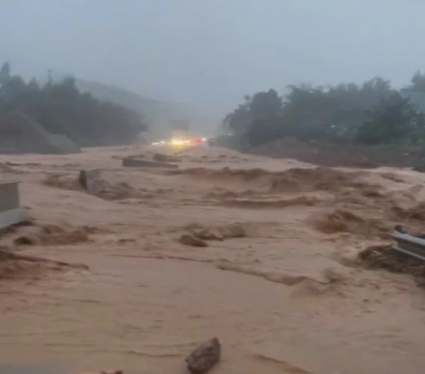 Lũ tràn qua cao tốc La Sơn - Túy Loan Lũ tràn qua cao tốc La Sơn - Túy Loan