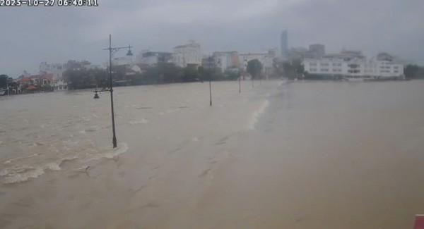 Lũ trên sông Hương lên cao, nhiều tuyến đường nội đô TP.Huế ngập nặng Lũ trên sông Hương lên cao, nhiều tuyến đường nội đô TP.Huế ngập nặng