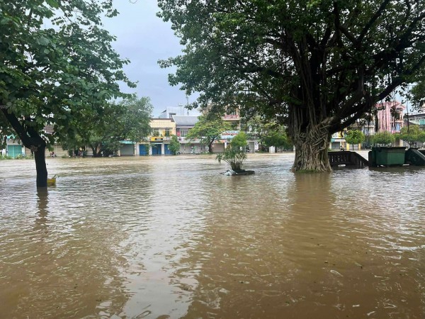 Lũ trên sông Hương lên cao, nhiều tuyến đường nội đô TP.Huế ngập nặng Lũ trên sông Hương lên cao, nhiều tuyến đường nội đô TP.Huế ngập nặng