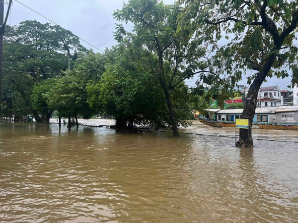 Lũ trên sông Hương lên cao, nhiều tuyến đường nội đô TP.Huế ngập nặng Lũ trên sông Hương lên cao, nhiều tuyến đường nội đô TP.Huế ngập nặng