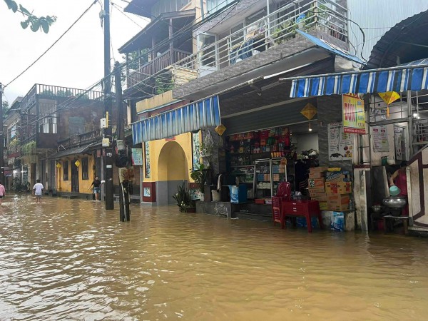 Lũ trên sông Hương lên cao, nhiều tuyến đường nội đô TP.Huế ngập nặng Lũ trên sông Hương lên cao, nhiều tuyến đường nội đô TP.Huế ngập nặng