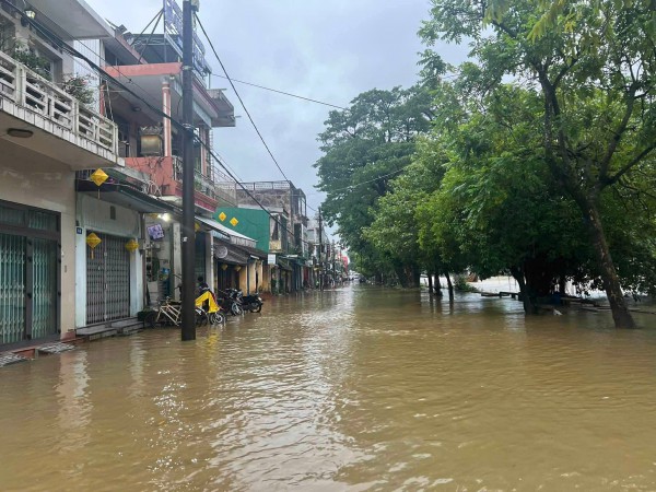 Lũ trên sông Hương lên cao, nhiều tuyến đường nội đô TP.Huế ngập nặng Lũ trên sông Hương lên cao, nhiều tuyến đường nội đô TP.Huế ngập nặng