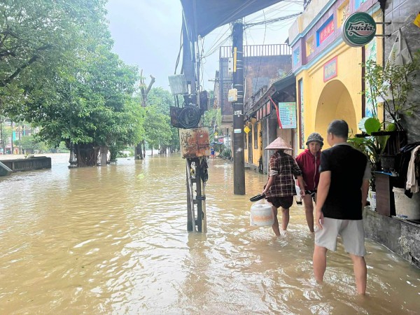 Lũ trên sông Hương lên cao, nhiều tuyến đường nội đô TP.Huế ngập nặng Lũ trên sông Hương lên cao, nhiều tuyến đường nội đô TP.Huế ngập nặng