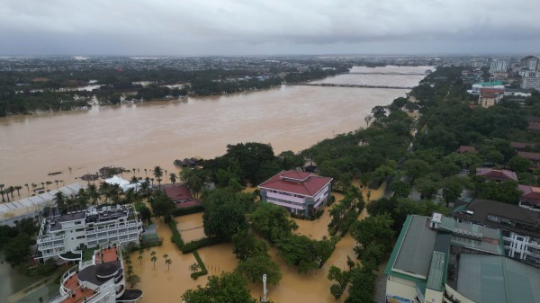 Lũ xuống chậm ở Huế, ngập lụt vẫn kéo dài Lũ xuống chậm ở Huế, ngập lụt vẫn kéo dài