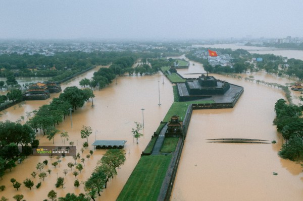 Lũ xuống chậm ở Huế, ngập lụt vẫn kéo dài Lũ xuống chậm ở Huế, ngập lụt vẫn kéo dài
