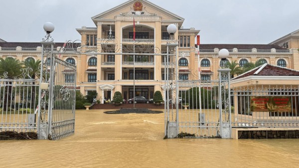 Lũ xuống chậm ở Huế, ngập lụt vẫn kéo dài Lũ xuống chậm ở Huế, ngập lụt vẫn kéo dài