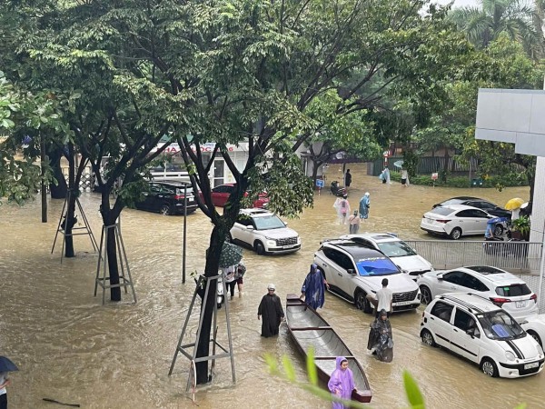 Lũ xuống chậm ở Huế, ngập lụt vẫn kéo dài Lũ xuống chậm ở Huế, ngập lụt vẫn kéo dài