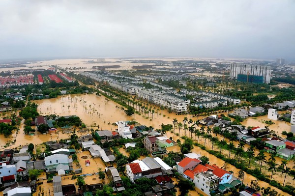Lũ xuống chậm ở Huế, ngập lụt vẫn kéo dài Lũ xuống chậm ở Huế, ngập lụt vẫn kéo dài