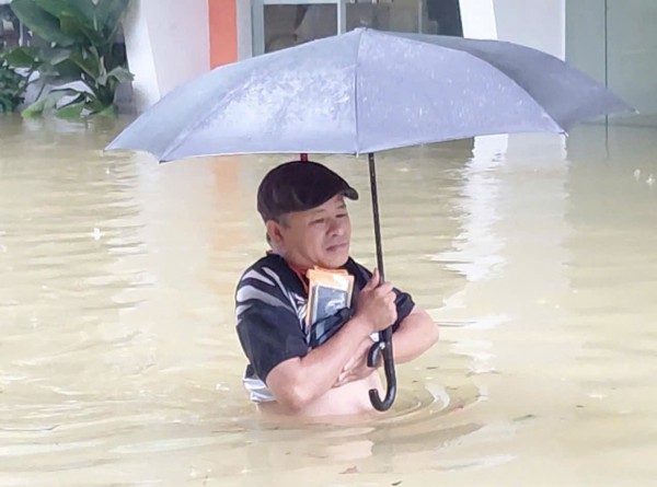 Lũ xuống chậm ở Huế, ngập lụt vẫn kéo dài Lũ xuống chậm ở Huế, ngập lụt vẫn kéo dài