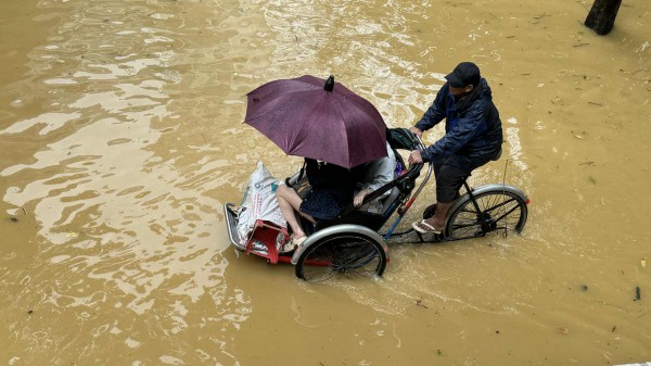 Lũ xuống chậm ở Huế, ngập lụt vẫn kéo dài Lũ xuống chậm ở Huế, ngập lụt vẫn kéo dài
