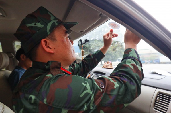 Lực lượng quân đội bắt đầu hỗ trợ đăng kiểm ô tô ở Hà Nội